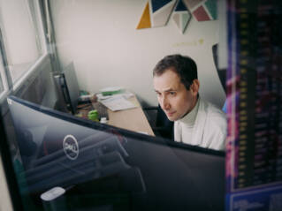 Chercheur travaillant sur ordinateur