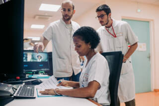 Professionnels de santé devant un ordinateur